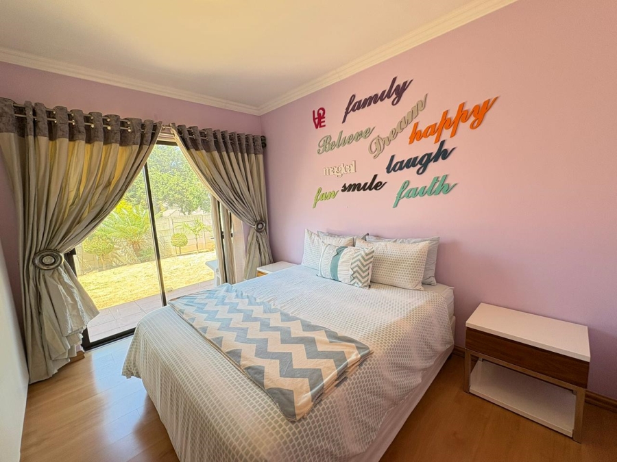 To Let 4 Bedroom Property for Rent in Uitzicht Western Cape